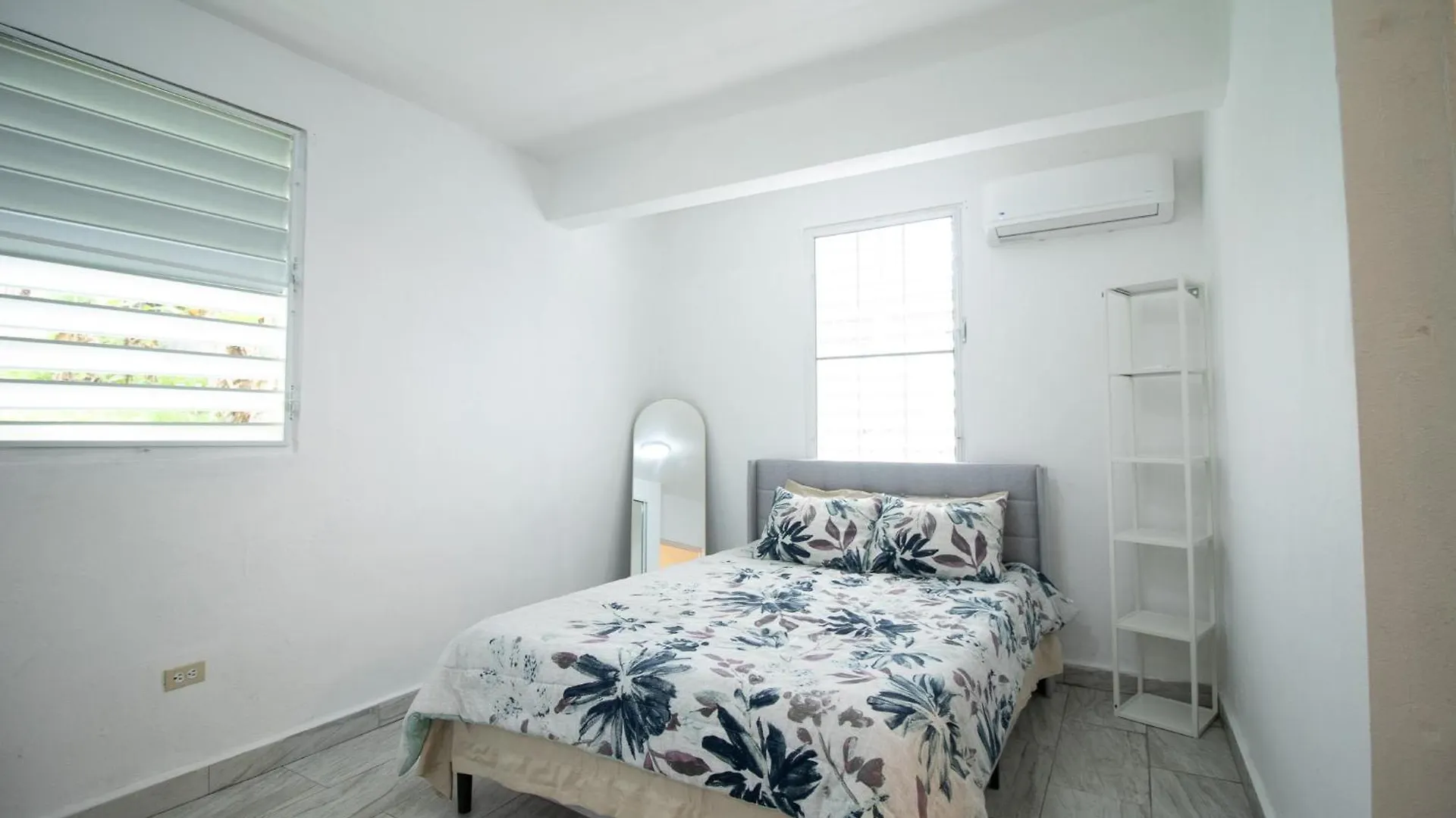 Entire Vacation Home In San Juan - Fits 10 דירה